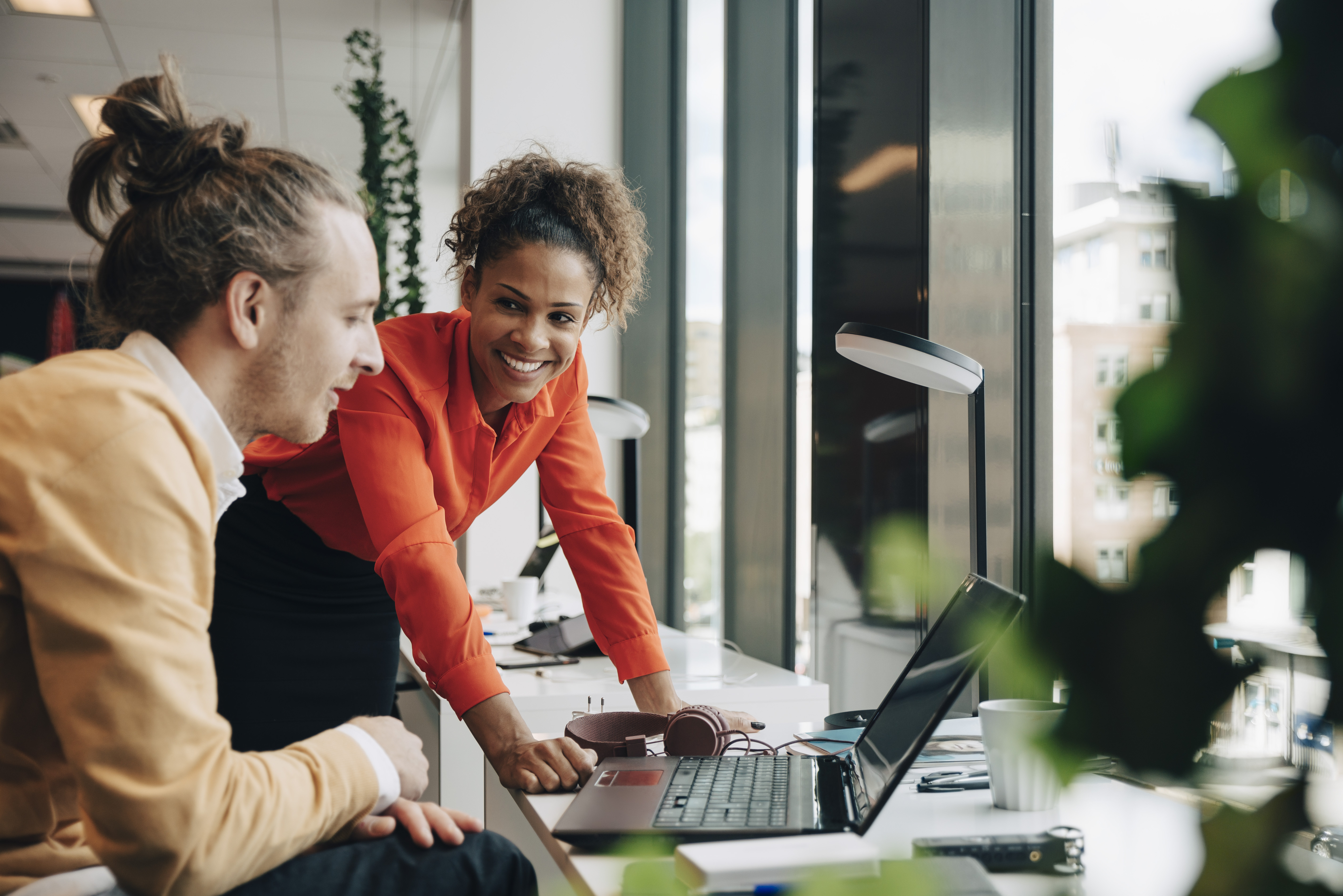 Working meeting in front of a computer