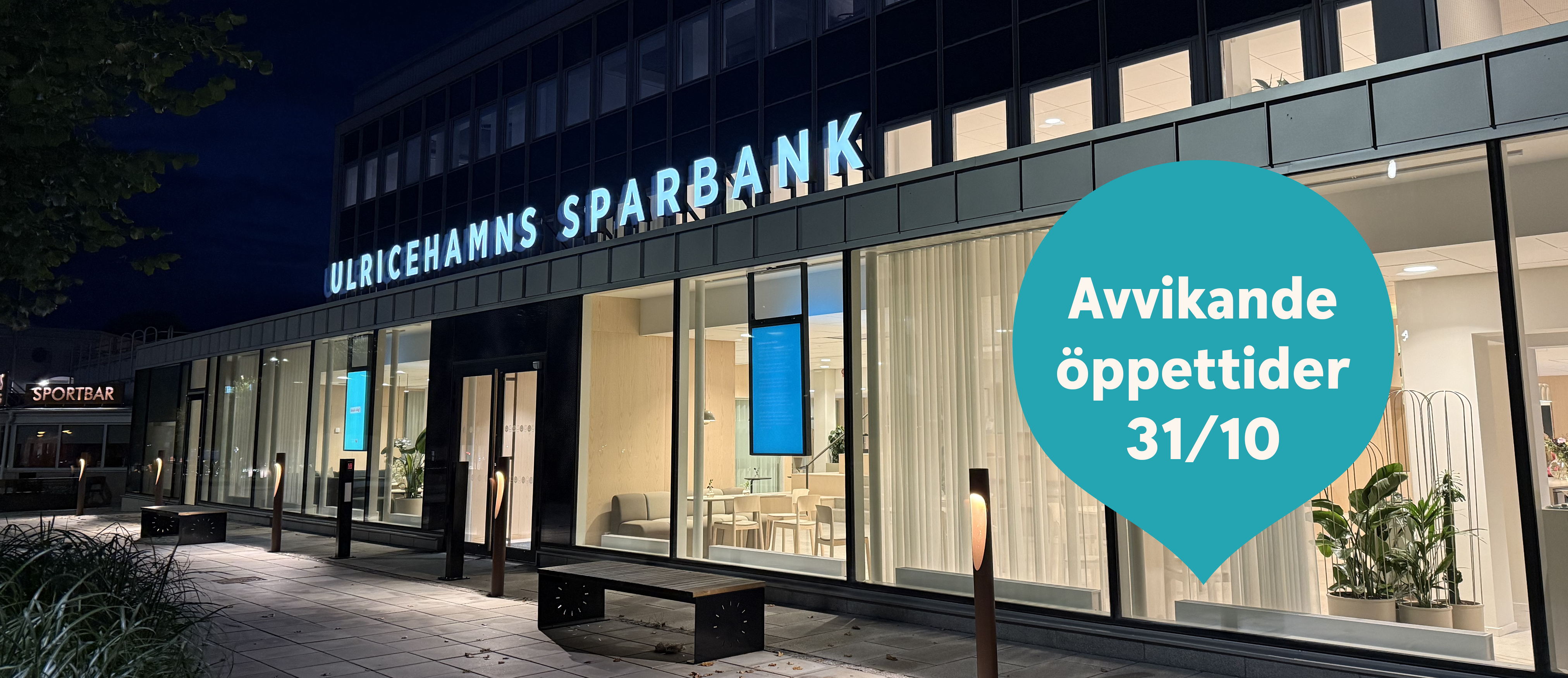Entré till banklokal på kvällen - turkos droppe med texte Avvikande öppettider 31/10