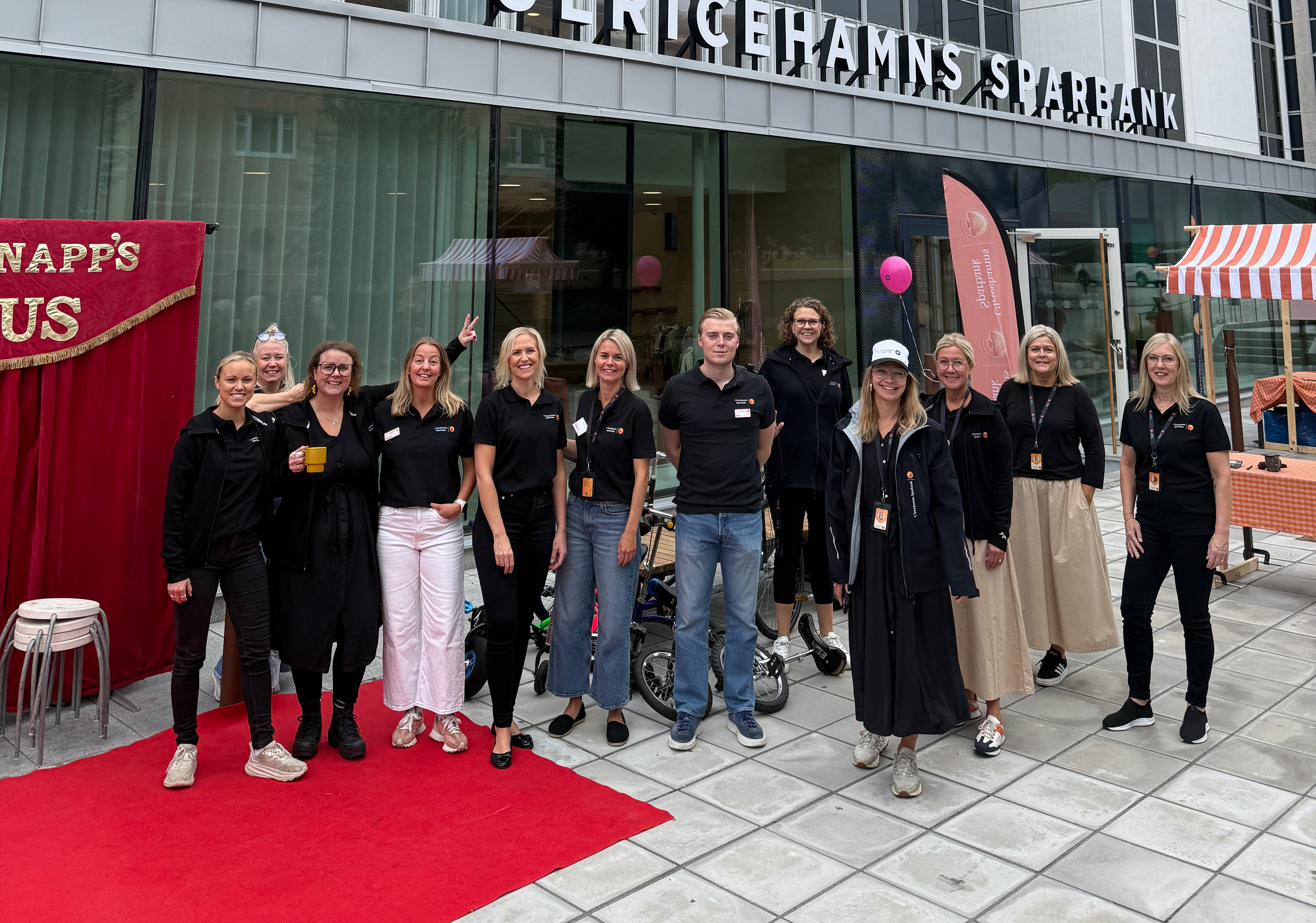 Män och kvinnor framför banklokalentré