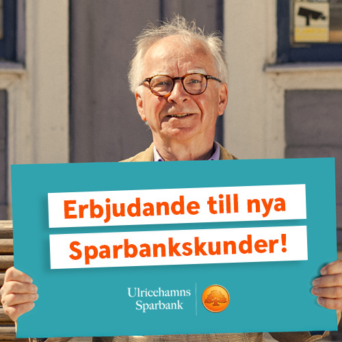 En man sitter på en parkbänk och håller upp ett turkos plakat - text på plakatet: Erbjudande till nya kunder. På plakatet finns även Ulricehamns sparbanks logotype