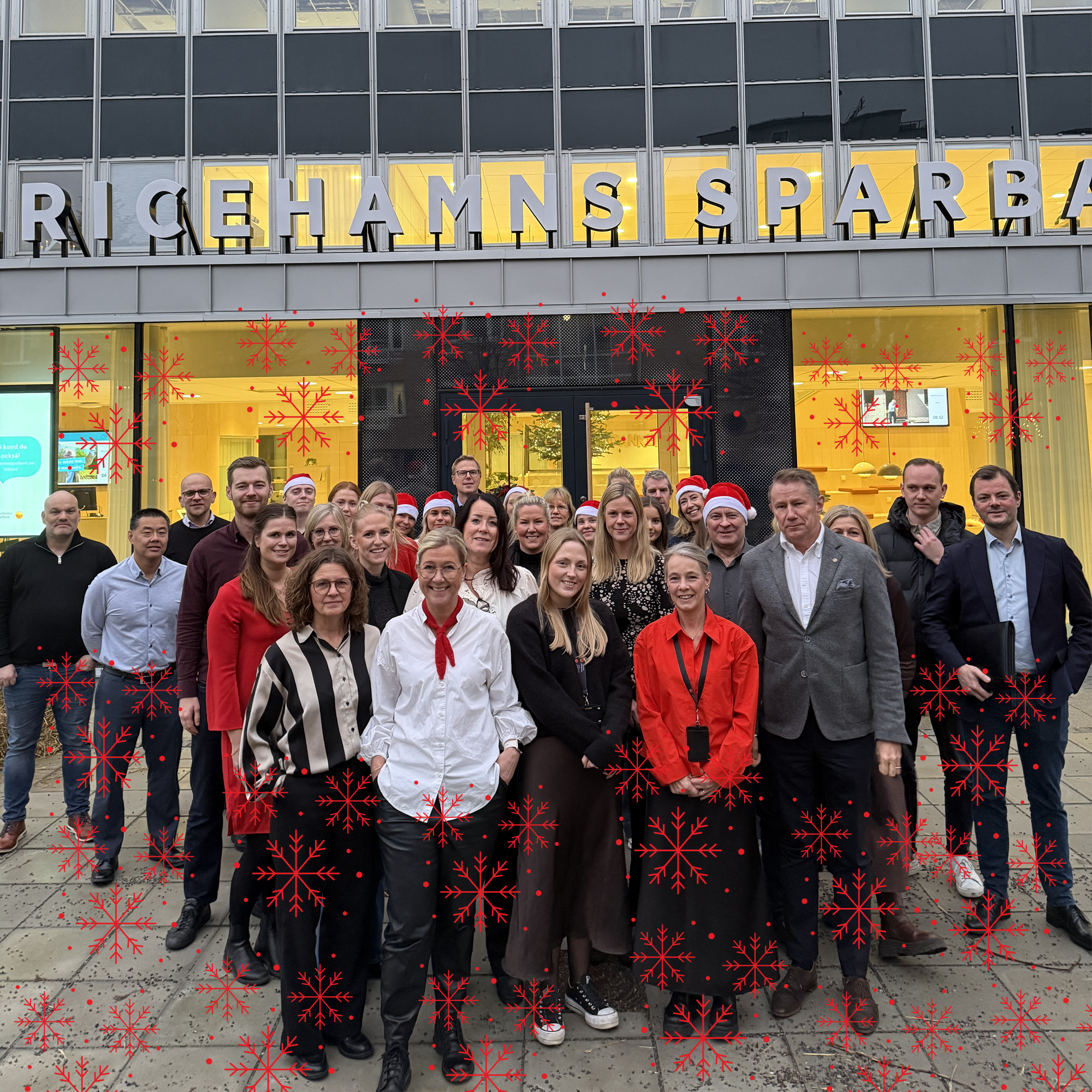 Kvinnor och män står framför en entré till banklokal, några har tomtemössor