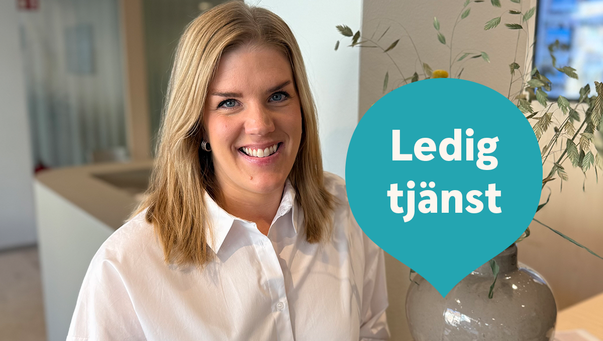 Kvinna tittar in i kameran, textbubbla i turkos med texten Ledig tjänst