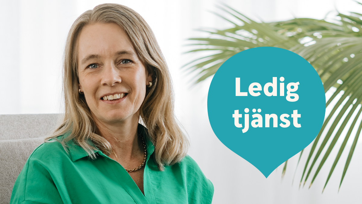 Kvinna tittar in i kameran och ler