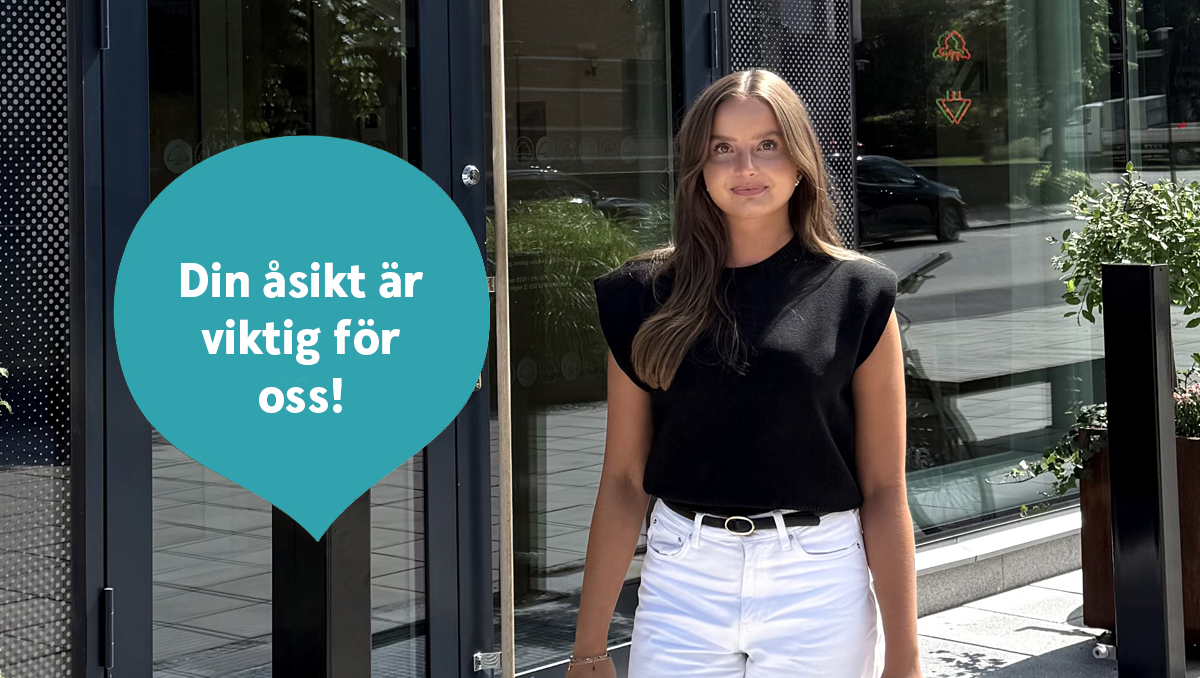 kvinna står framför en bankentre, tittar in i kameran och ler, turkoks illustration av en droppe med texten Din åsikt är viktigt för oss. 