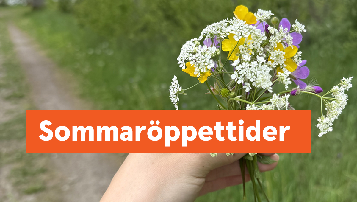 En hand håller i olika sommarblommor, Orange textblock med texten: Sommaröppettider