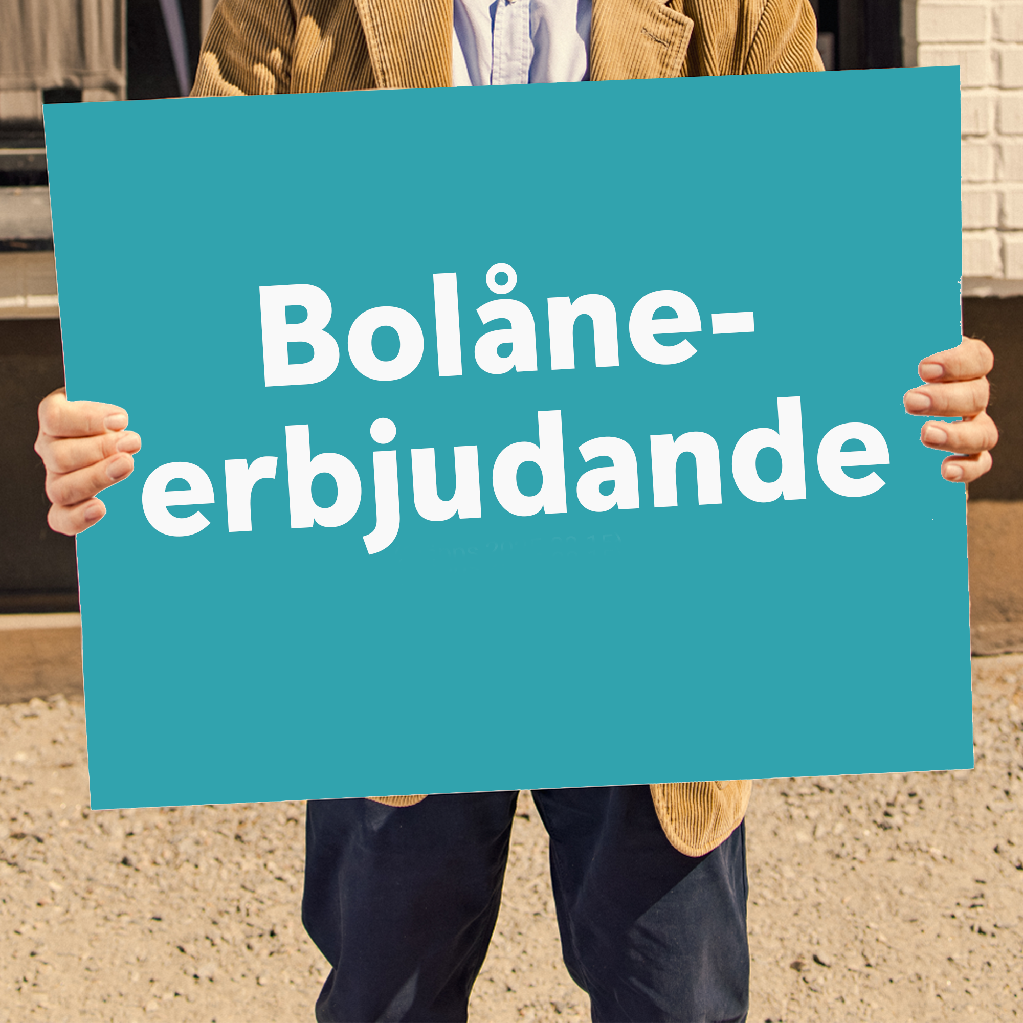 Man i kavaj håller ett plakat som det står bolåneerbjudande på