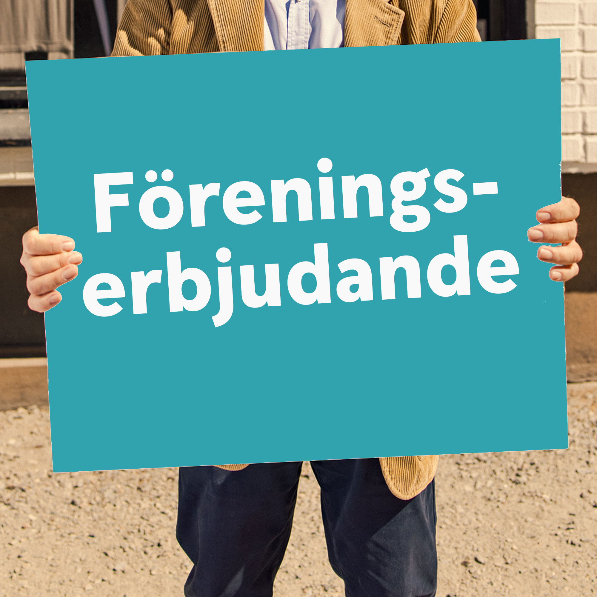 Man i kavaj håller ett plakat som det står föreningserbjudande på
