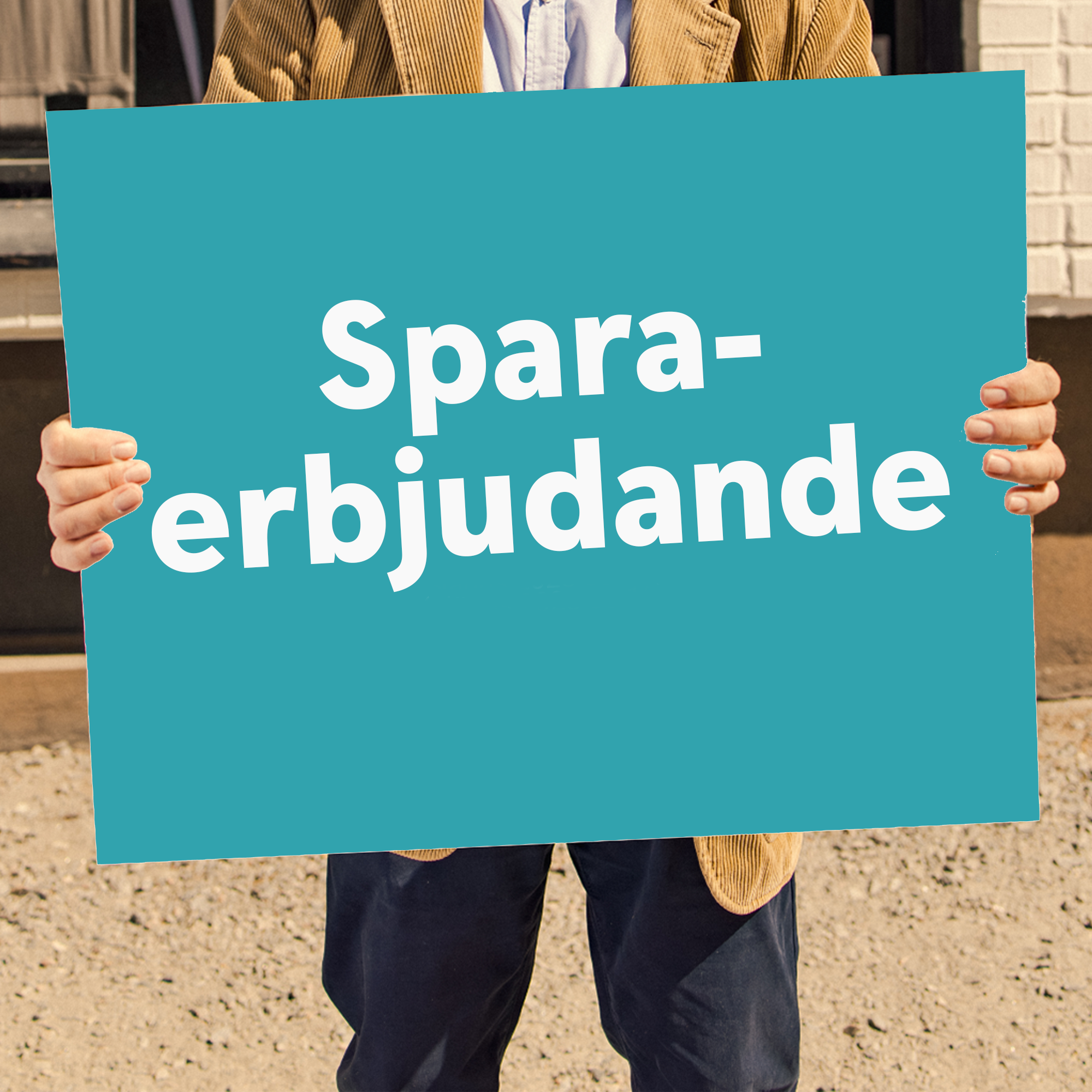 Man i kavaj håller ett plakat som det står sparaerbjudande på