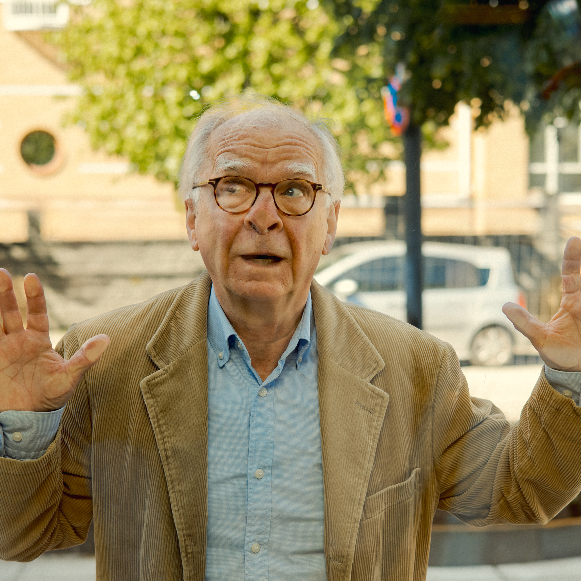 Man trycker sin näsa hårt mot ett fönster och tittar nyfiket in