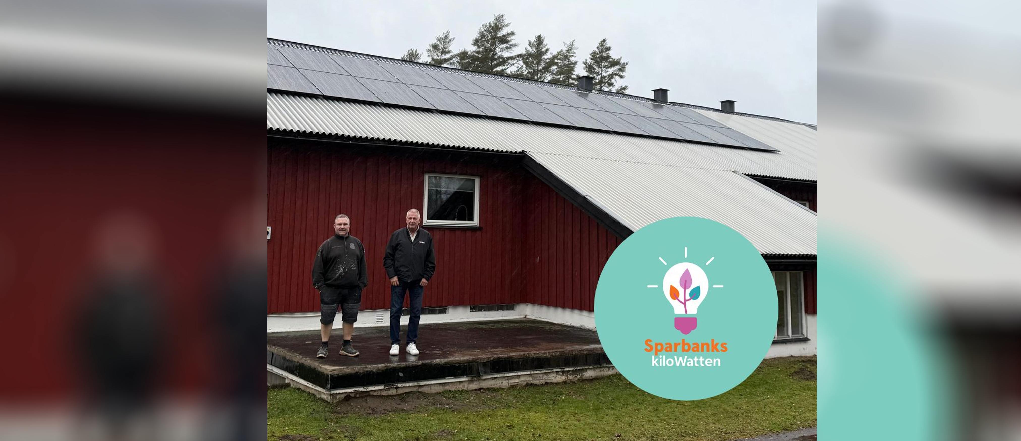 Två personer står framför en byggnad med solceller på taket