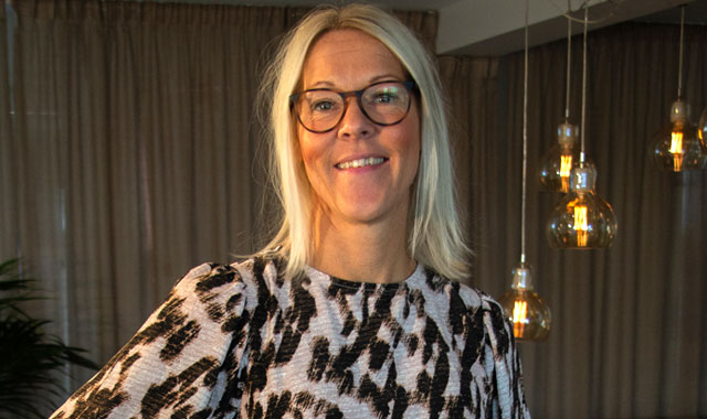 Kvinna tittar in i kameran rakt framifrån