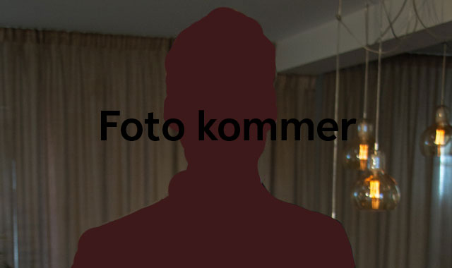 Mörk siluett framför gardiner