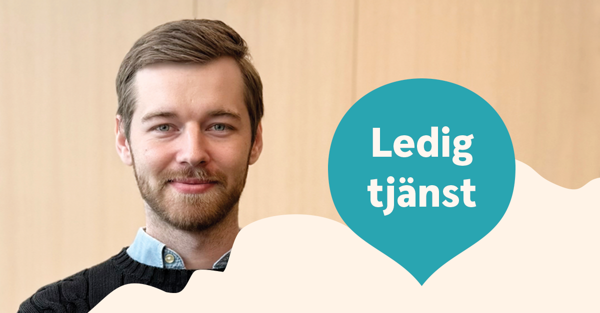 Man tittar in i kameran och ler, en turkos droppe med texten Ledig tjänst