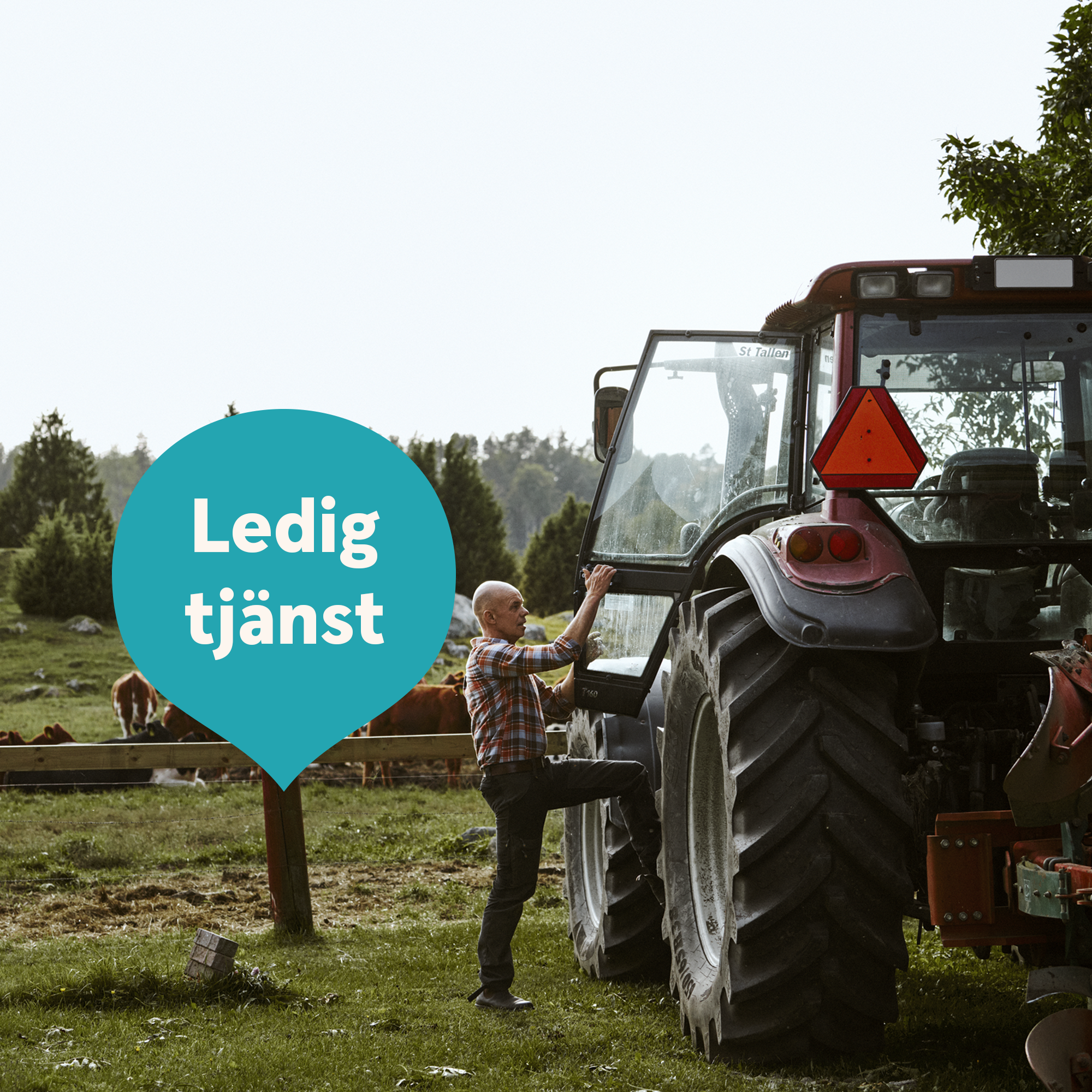 Man kliver in i en traktor som står i en hage - turkos droppe med texten Ledig tjänst