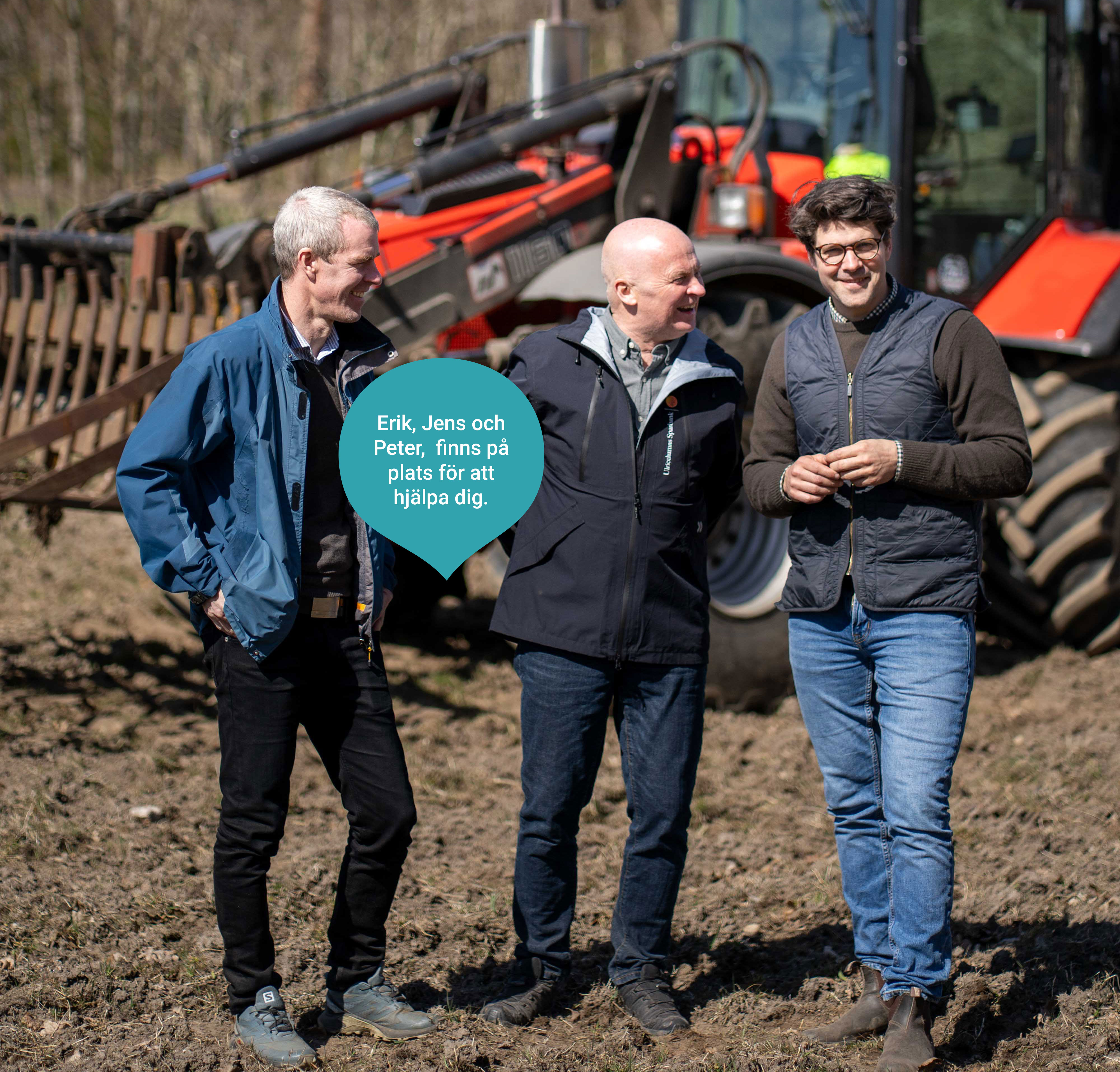 Tre män står utomhus framför en traktor, tittar in i kameran och ler, 