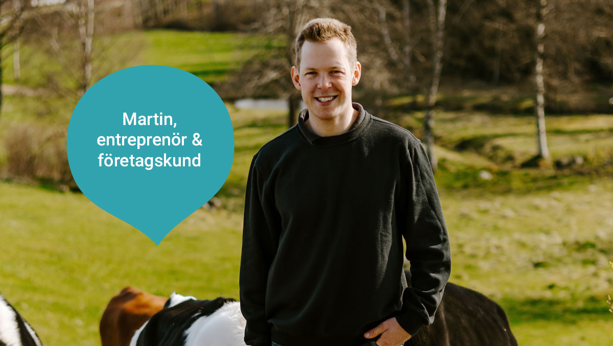 Man står i naturen, tittar in i kameran och ler