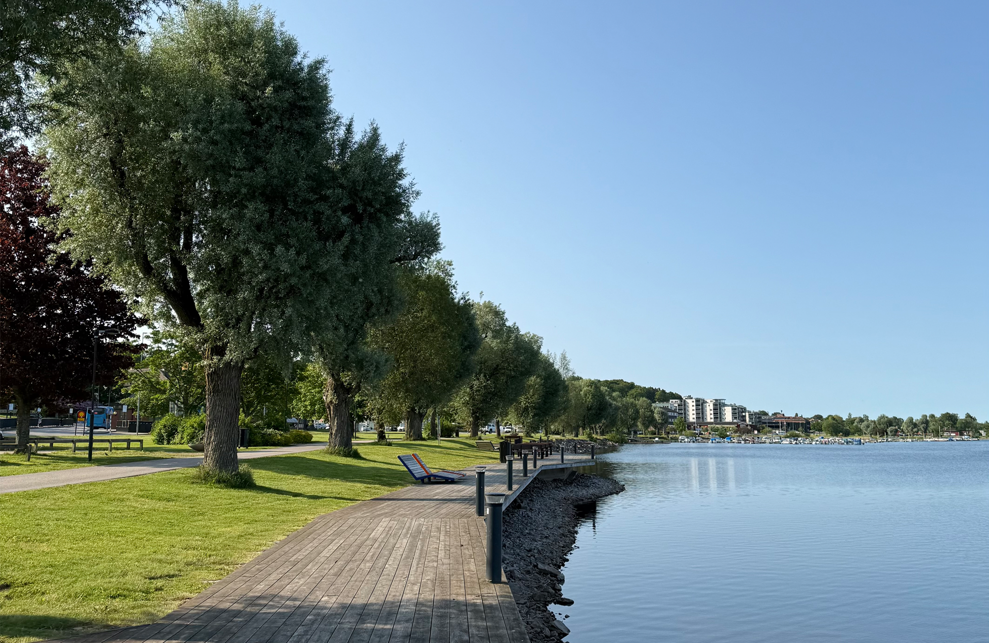 Brygga som löper utmed en sjö med blått vatten